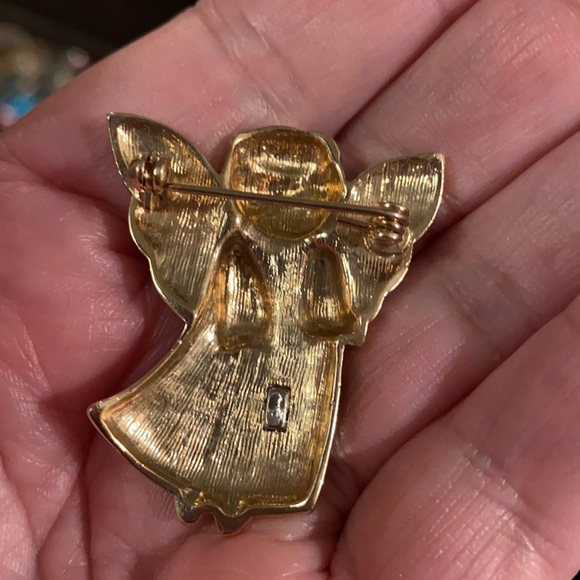Angel pin brooch enameled wings and halo holding a heart rhinestones - Picture 3 of 5